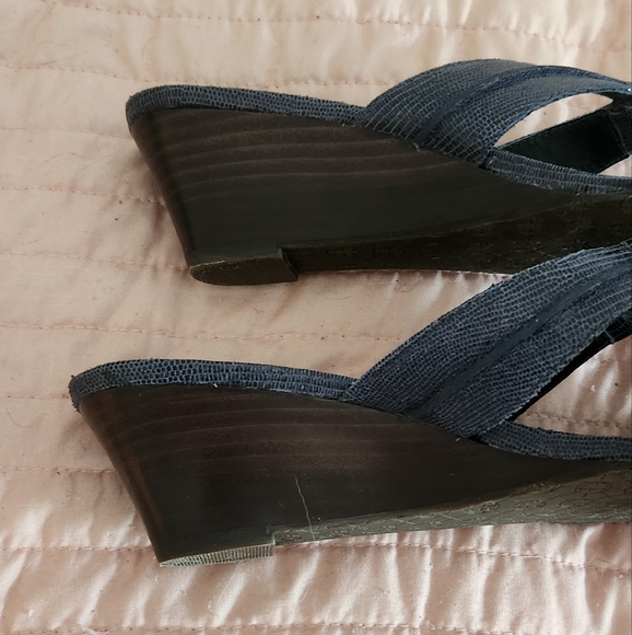 EUC!!! LILLY PULITZER MCKIM WEDGE GLAM SNAKE EMBOSSED NAVY LEATHER WEDG ~ SIZE 9 - Picture 4 of 7